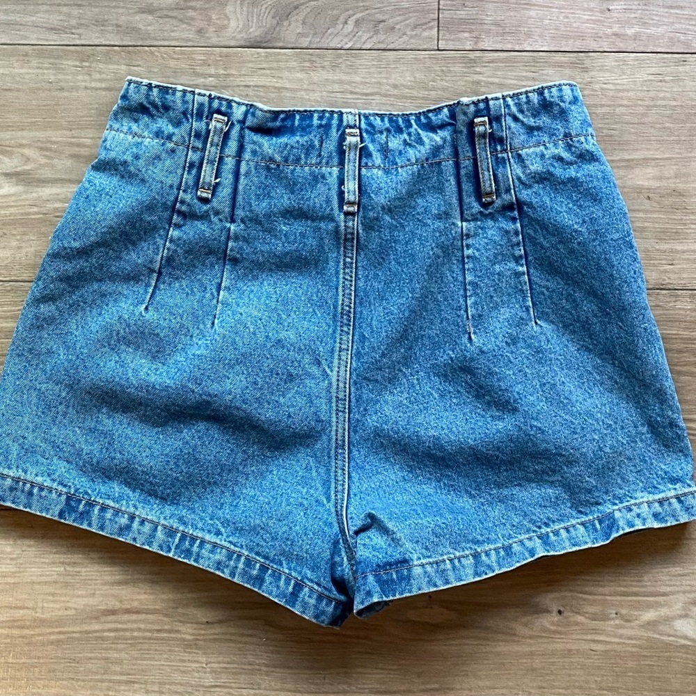 Abercrombie and Fitch Natural Rise Shorts - Picture 2 of 6